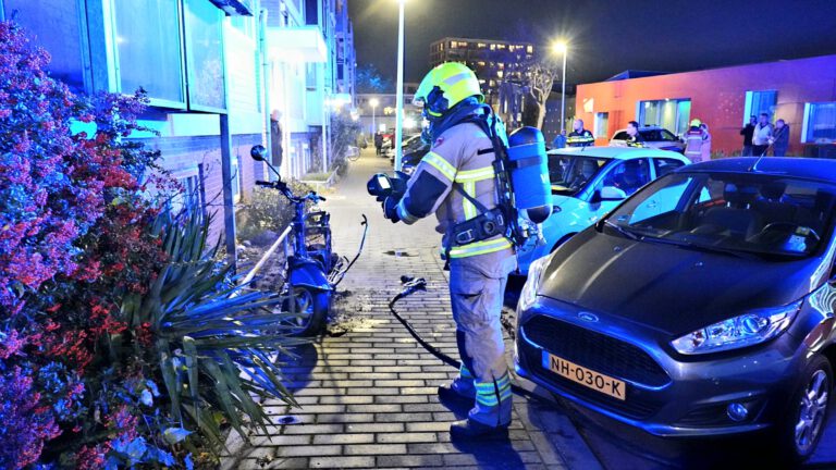 Scooter volledig uitgebrand aan Ruusbroechof, mogelijk brandstichting