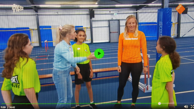 Alkmaarse oud-international Sharona Bakker geeft lesje hordelopen in Zappsport