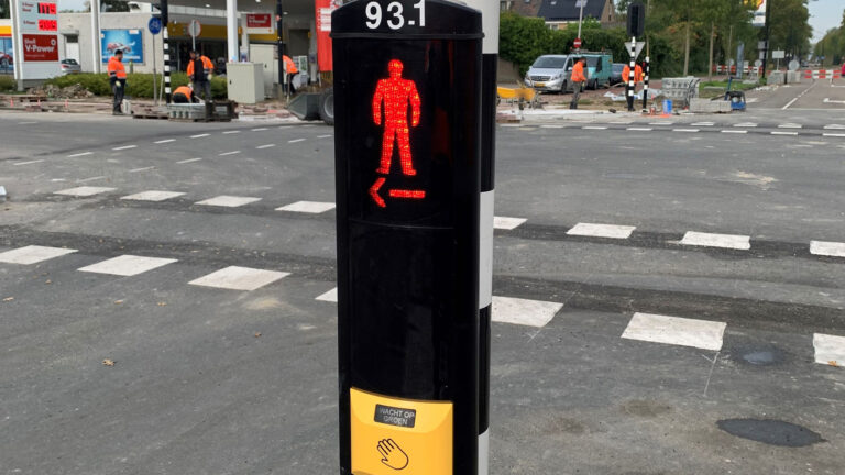 Voetgangersverkeerslichten op kruising Middenweg-Vondellaan verplaatst vanwege klachten