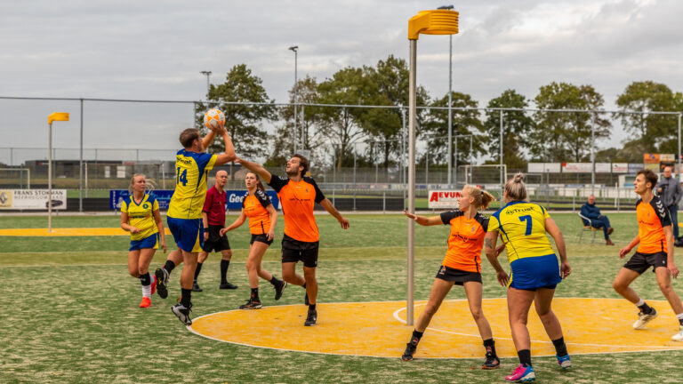 Dip halverwege de wedstrijd doet korfballers van Apollo de das om
