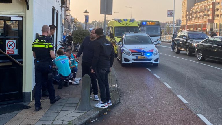 Scooterrijdster gewond bij aanrijding op Kanaalkade