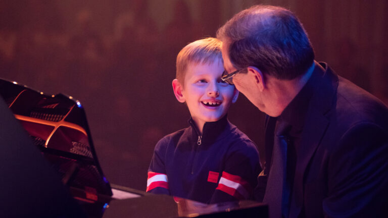 Cultureel Pianofestijn in De Binding levert 800 euro op voor de Kanjerketting