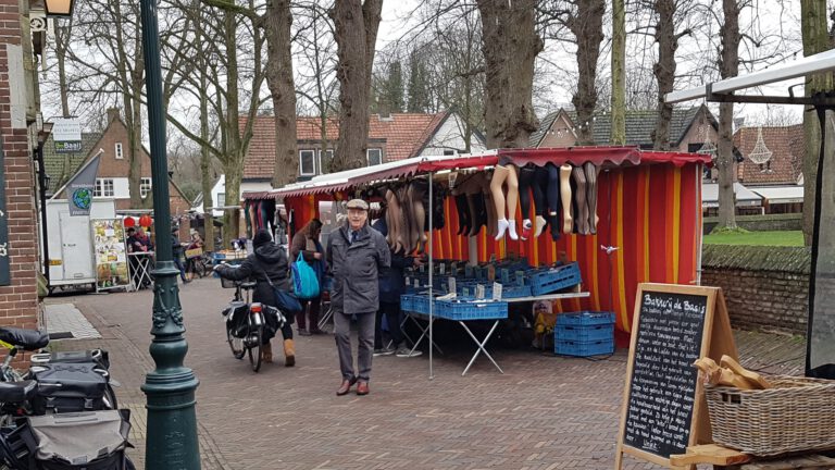 Weekmarkt van Bergen weer terug rond de Ruïnekerk