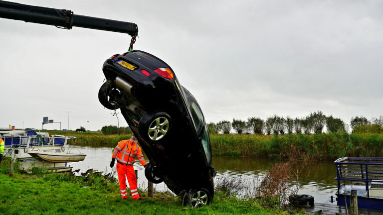 Bestuurder vergeet handrem bij uitstappen; auto rolt Huygenvaart in