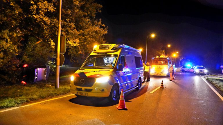 Gewonde vrouw en auto op zijn kant na ongeval op Martin Luther Kingweg