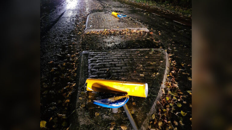 Politie Alkmaar zoekt doorrijder na rit midden over vluchtheuvel op Westerweg