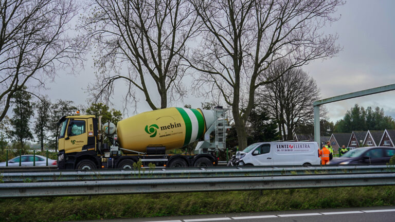 Kop-staart botsing op N242 zorgt voor flinke file