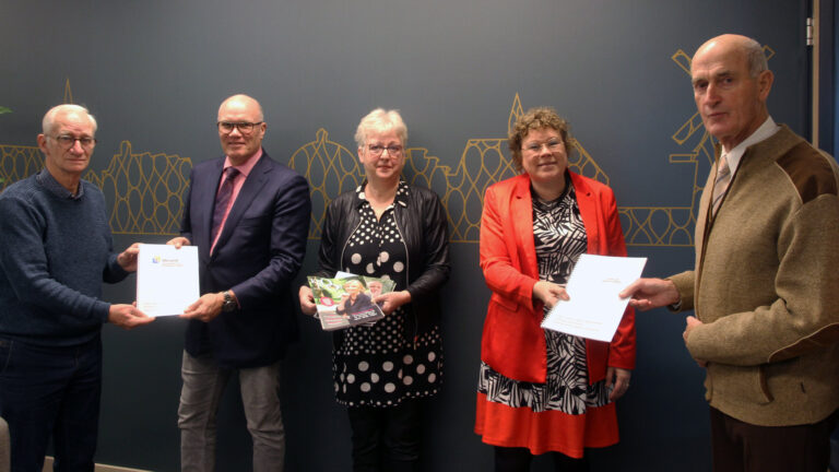Wethouders Reijven en Groot nemen woonrapport ‘Zorgen voor Morgen’ in ontvangst
