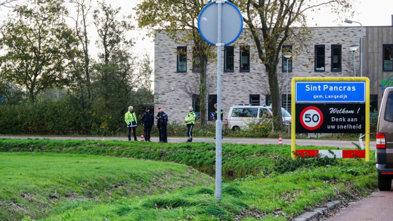 Passerende automobilist vindt lichaam in sloot langs De Helling in Sint Pancras