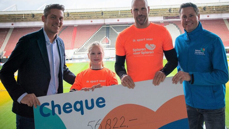 Loodzware trappenloop in AZ-stadion levert recordbedrag op voor kinderen met een spierziekte
