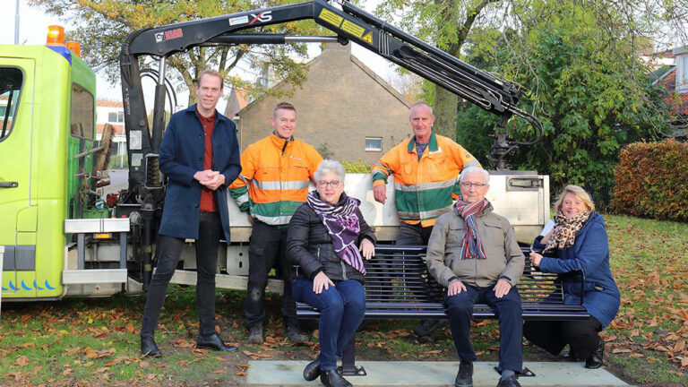Eerste bankje uit initiatievencampagne geplaatst in Noord-Scharwoude