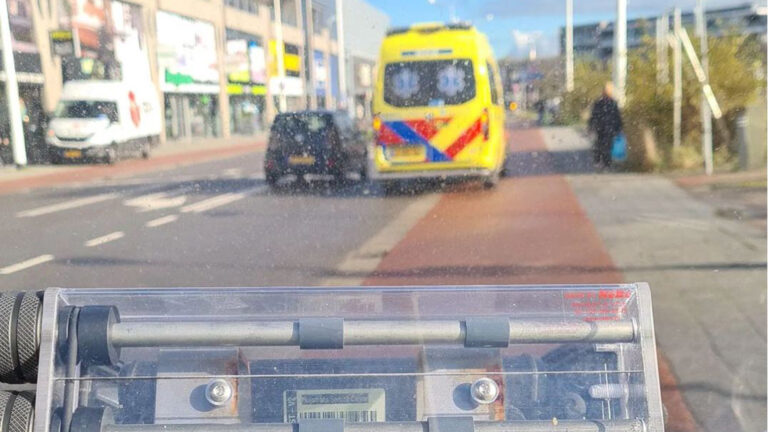Snorfietser gewond bij aanrijding op Noorderstraat in Alkmaar