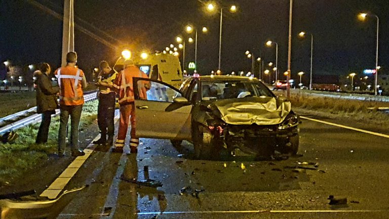 Automobilist botst vol op auto met pech op N242 en belandt in ziekenhuis