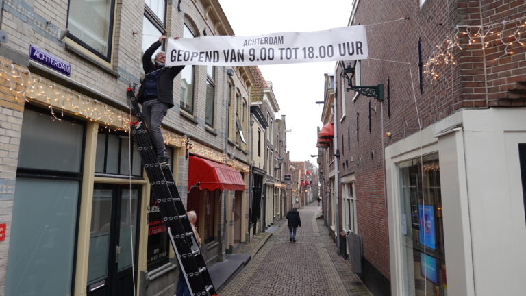 Achterdam maakt spandoek voor onwetende seksklanten: “Na 18:00 uur gesloten”