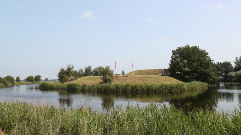 Gedeputeerde Pels ontvangt eerste boek ‘2000 jaar strijd in het Oer-IJ landschap’