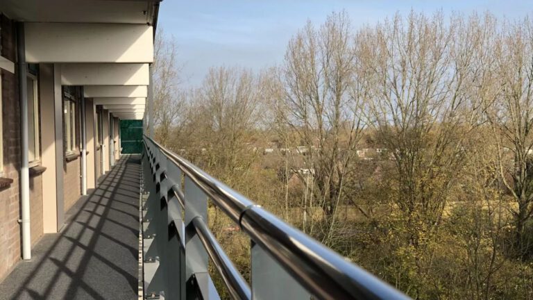 65-jarige flatbewoner Muiderwaard heeft gevochten met binnengestormde overvallers