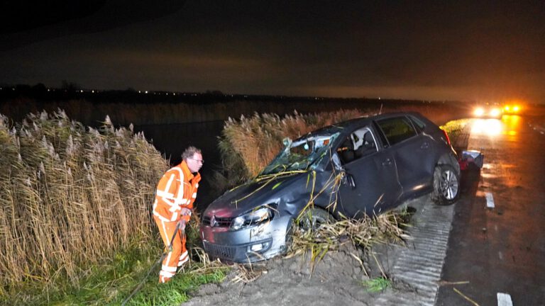 Auto met vier inzittenden belandt in Schermerringvaart, agent springt te water