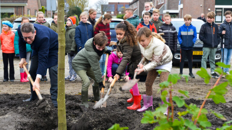 Stompetoren weer een beetje groener dankzij leerlingen De Wiekslag