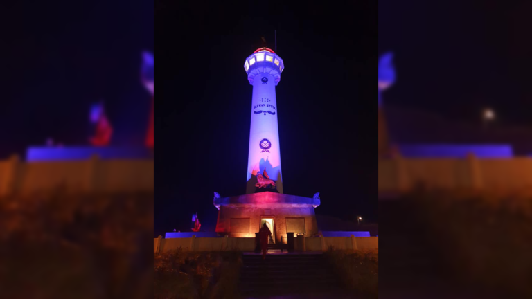 Vuurtoren Egmond feestelijk verlicht ondanks afgelasten Fjoertoer