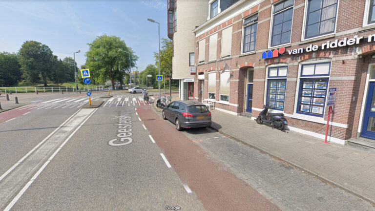 Fietsster valt door openslaande autodeur, passerende auto rijdt over arm en rijdt door