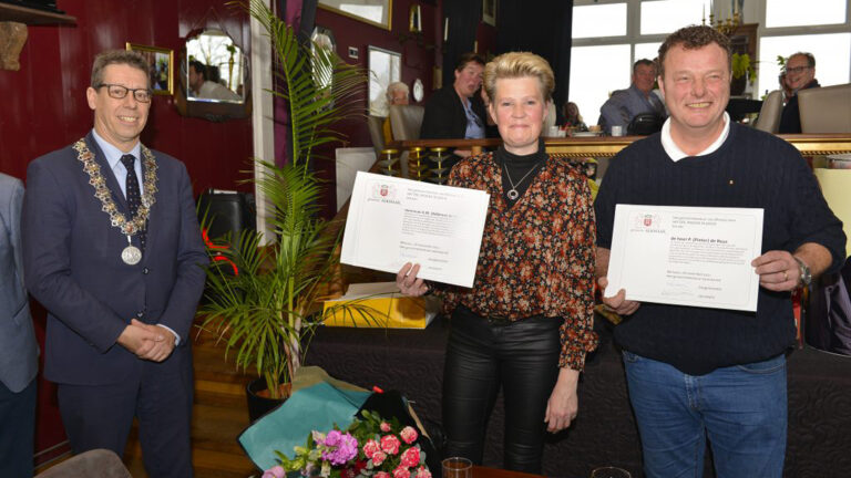 Ere-insigne in goud voor Pieter en Adienne van Dagwinkel De Reus in Grootschermer