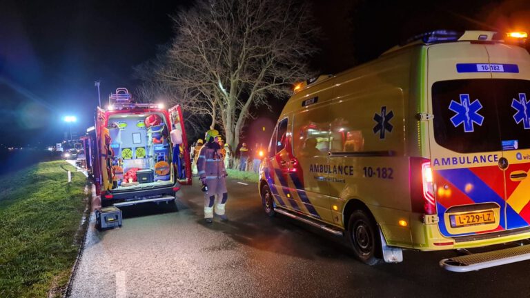 Reanimatie na redding bestuurder uit onder water geraakte auto