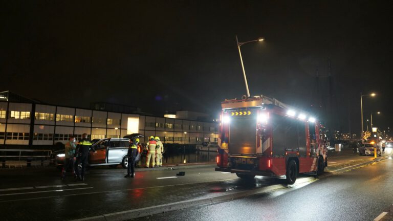 Auto rijdt lantaarnpaal aan op Kanaalkade