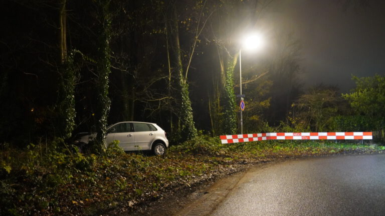Auto achtergelaten na aanrijding tegen boom