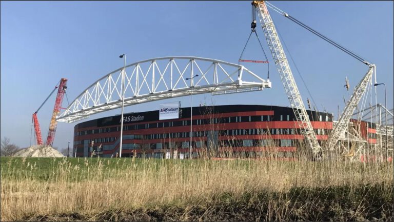 Bouwer stadiondak eist nog miljoenen van AZ, eerste slag bij rechtbank verloren