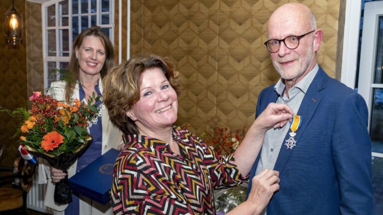Rien van Tilburg van Clusius College bij afscheid geridderd