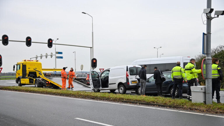 Gewonde naar ziekenhuis na kop-staartbotsing op Huiswaarderweg