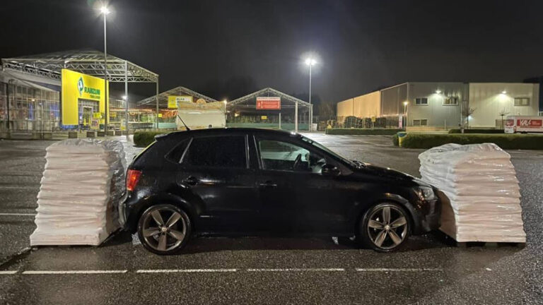 Medewerkers Ranzijn Alkmaar barricaderen auto van te voet gevluchte dieven