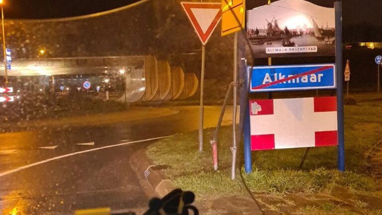 Bestuurder doet mee aan verkeersruzie en vlucht na botsing in Alkmaar