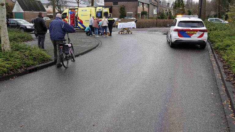 Scooterrijdster hard onderuit op Berkenlaan vanwege nat wegdek met gelekte vloeistof