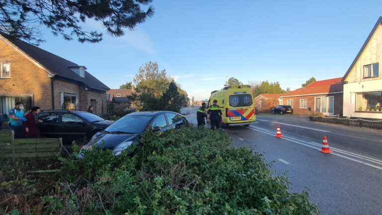 Autorit eindigt in voortuin Egmond-Binnen, twee inzittenden naar ziekenhuis