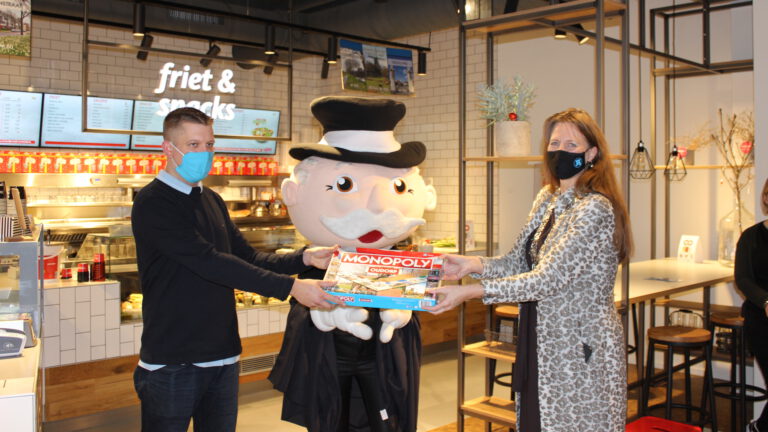 Burgemeester Schouten op Start bij Oudorpversie Monopoly-spel