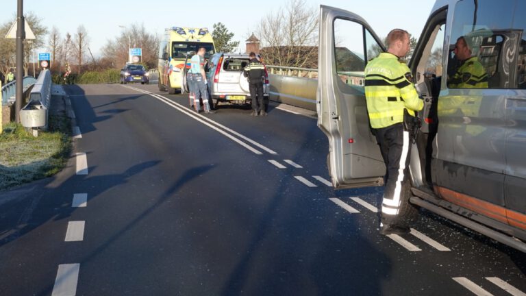 Taxichauffeur rijdt tegen stilstaande auto op Broekerweg bij afslag Westdijk