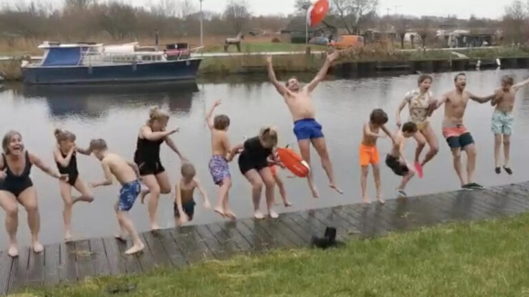Alkmaarse ‘bende van vijf’ springt Hoornse Vaart in voor Kika-actie