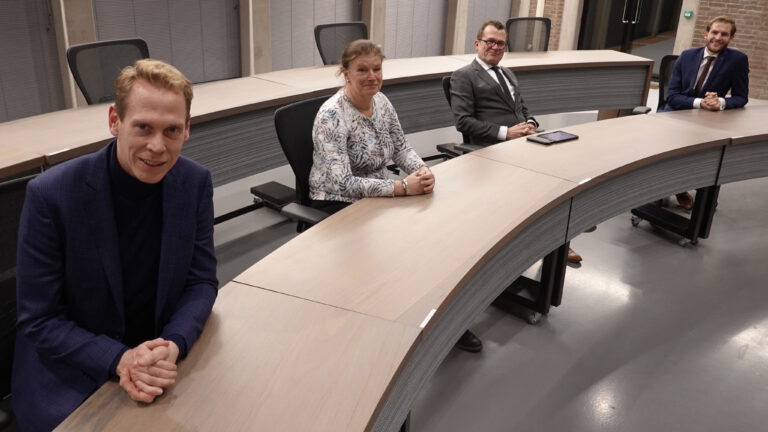 Akkoord over eerste vier jaar van nieuwe gemeente Dijk en Waard: “Belofte ingelost”