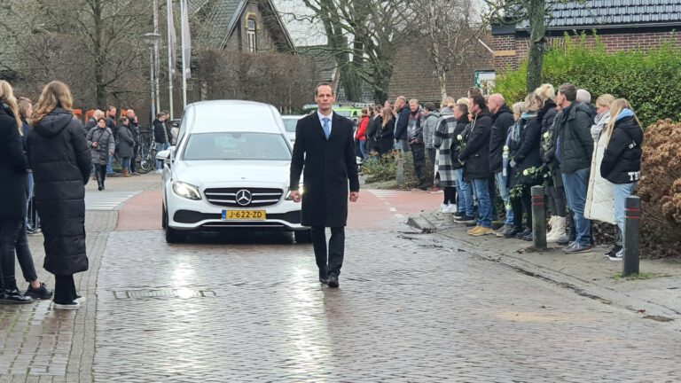 Noord-Scharwoude loopt uit tijdens uitvaart Jesse Smit