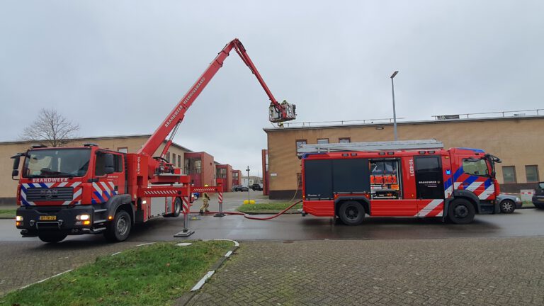 Brand op dak bedrijfsverzamelgebouw op bedrijventerrein Beverkoog