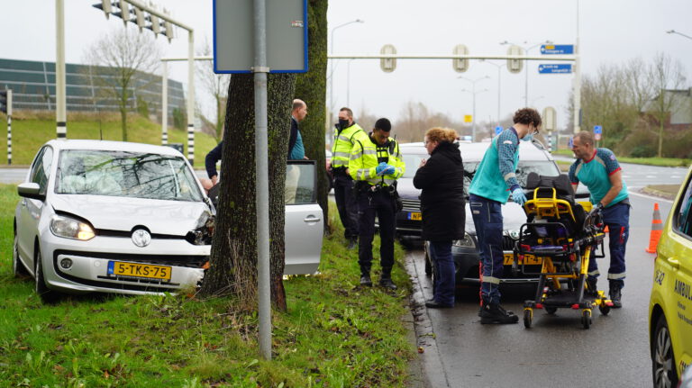 Auto tegen boom op Laan van Darmstadt