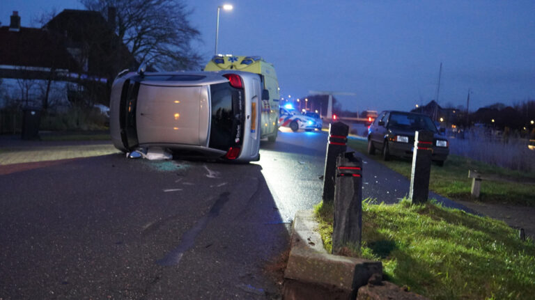 Auto eindigt op zijkant na éénzijdig ongeval in Schoorl