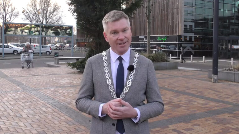 Burgemeester Dijk en Waard verwelkomt inwoners in nieuwe gemeente