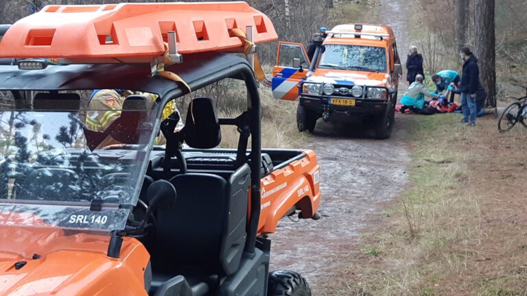 Jonge mountainbiker naar ziekenhuis na botsing met boom
