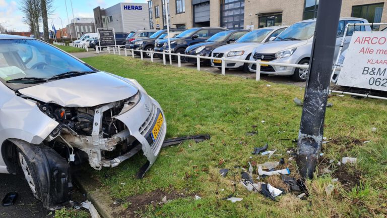 Aanrijding met lantaarnpaal op Newtonstraat Heerhugowaard