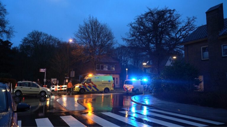 Fietser aangereden door auto bij oversteken Kerkelaan Heiloo