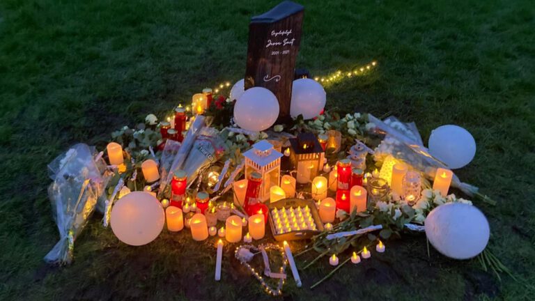 Honderden deelnemers aan stille tocht in stromende regen voor Jesse Smit