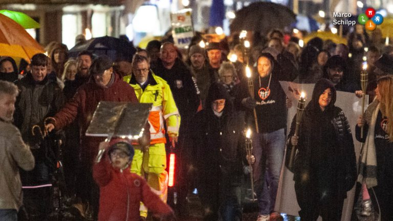 600 deelnemers aan vrijheidsprotest met fakkels en trekkers