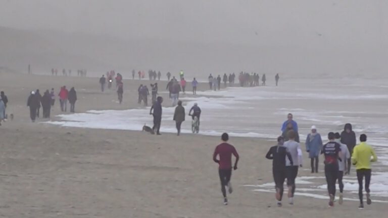 Afgelaste halve marathon van Egmond toch massaal gelopen